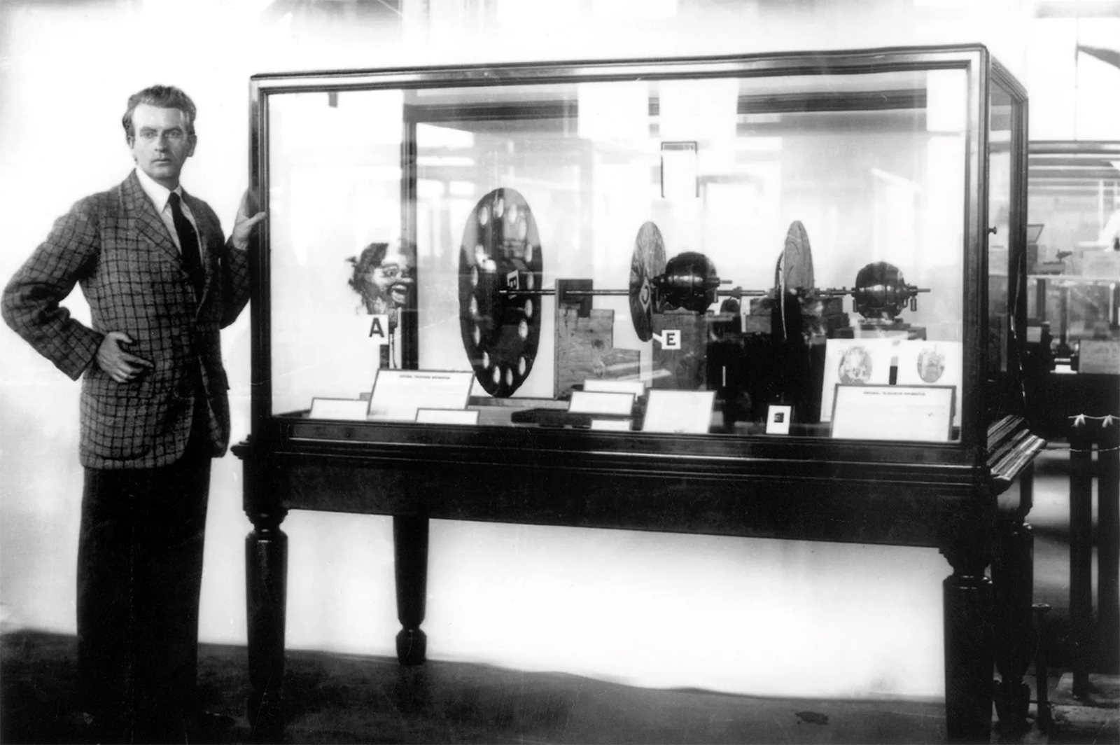 Джон первый в мире. Телевидение 1926 год Джон Бэрд. Джон Лоуги Бэрд изобретение. Джон лоджи Бэрд. Первый телевизор Джон Лоуги Бэрд.